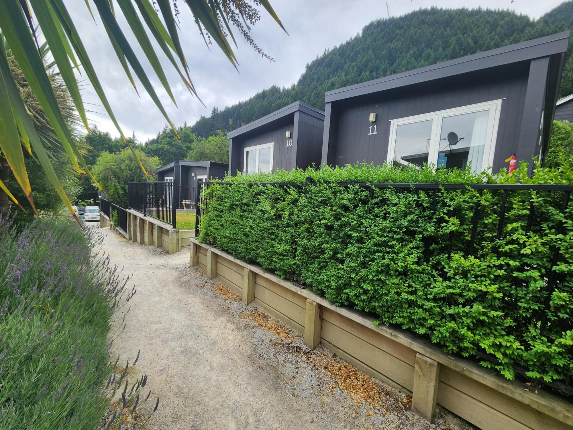 Pinewood Queenstown Exterior photo