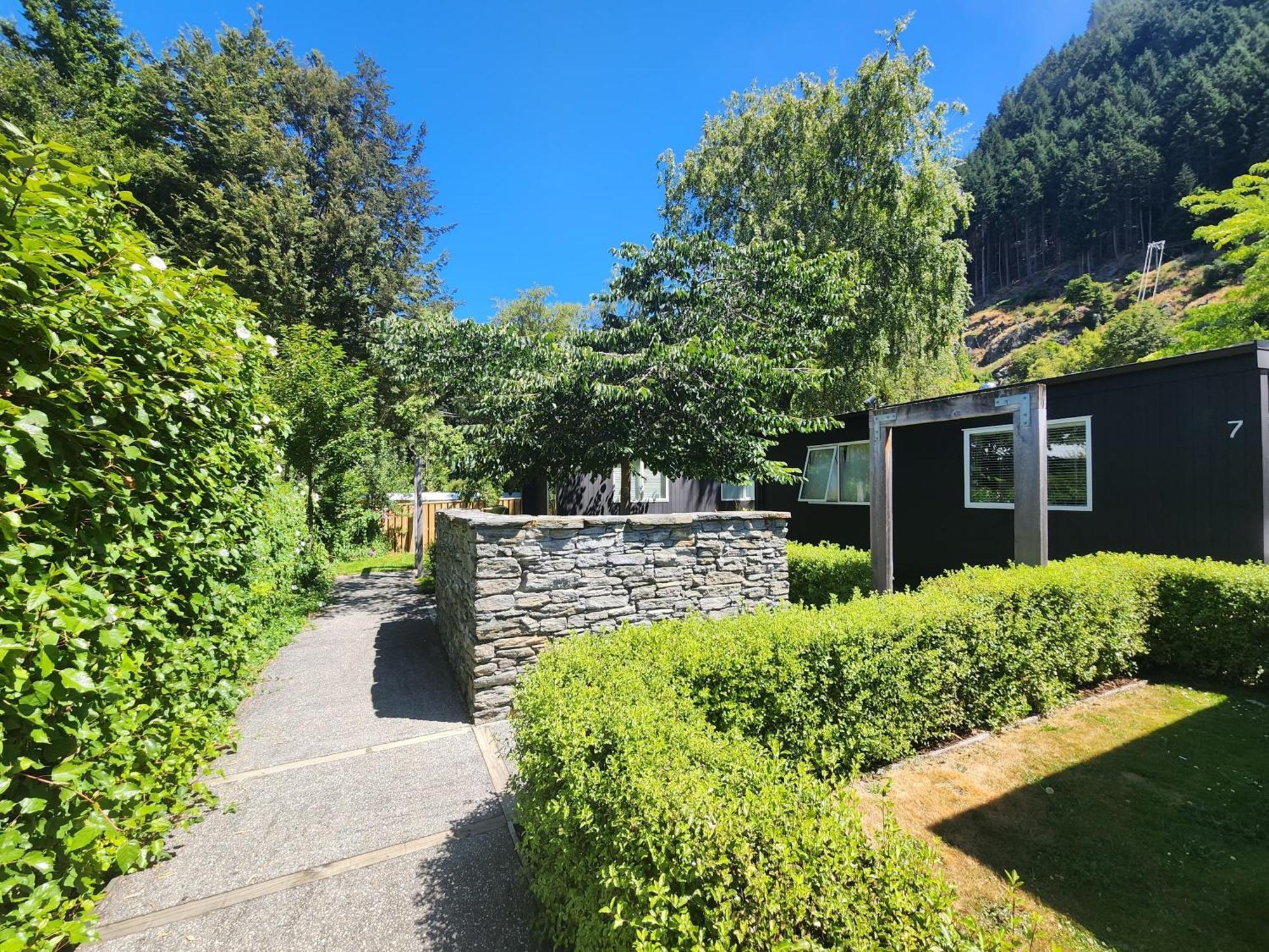 Pinewood Queenstown Exterior photo