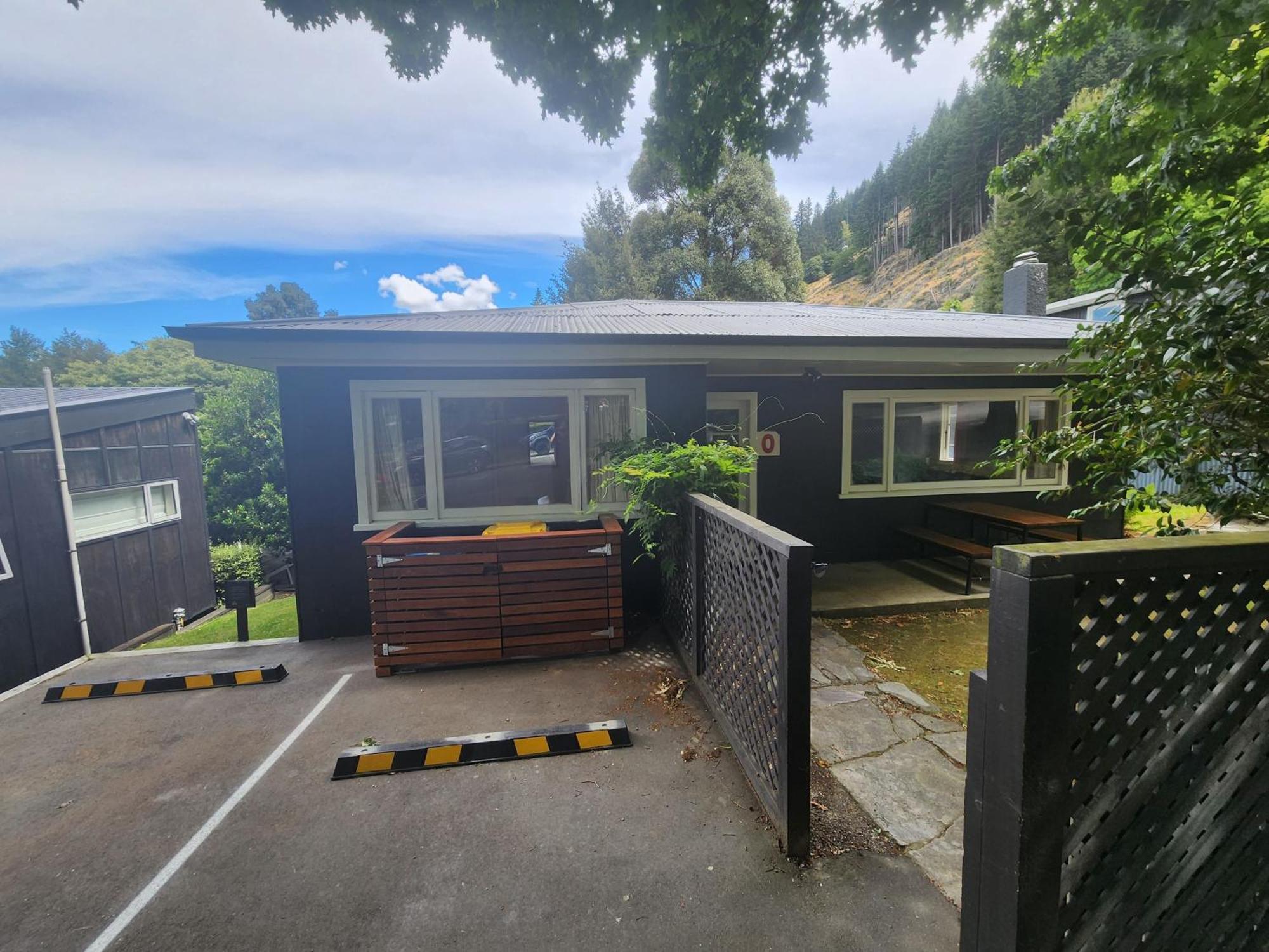 Pinewood Queenstown Exterior photo